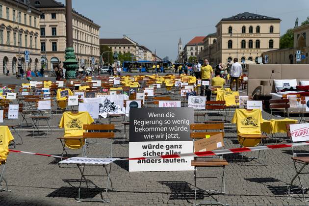 April 24, 2020, Munich: Munich, Odeonsplatz 24. April 2020 Demonstration for the support of the catering industry. The moth is Empty Chairs . For each restaurant, an empty chair stands on the Odeonsplatz as a representative. Munich - ZUMAv143 20200424_znp_v143_007 Copyright: xThomasxVonierx