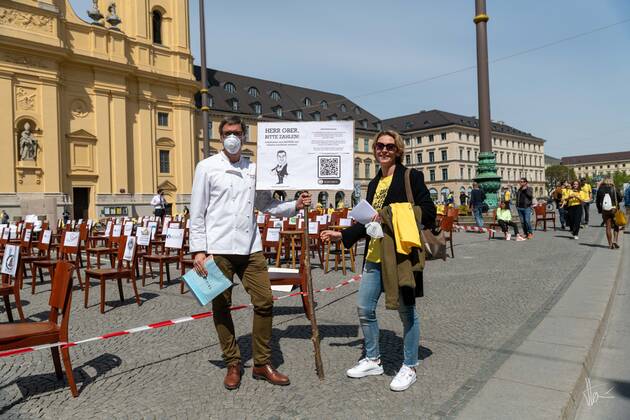 April 24, 2020, Munich: Munich, Odeonsplatz 24. April 2020 Innkeepers demonstrate for more support of the gastronomy on Munich s Odeonsplatz Munich - ZUMAv143 20200424_znp_v143_009 Copyright: xThomasxVonierx
