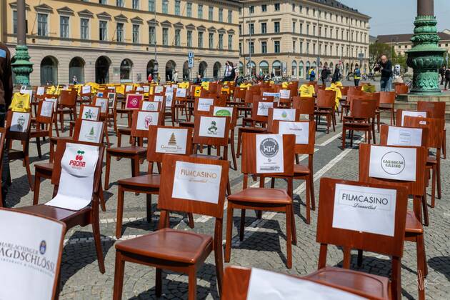 April 24, 2020, Munich: Munich, Odeonsplatz 24. April 2020 Demonstration for the support of the catering industry. The moth is Empty Chairs . For each restaurant, an empty chair stands on the Odeonsplatz as a representative. Munich - ZUMAv143 20200424_znp_v143_011 Copyright: xThomasxVonierx