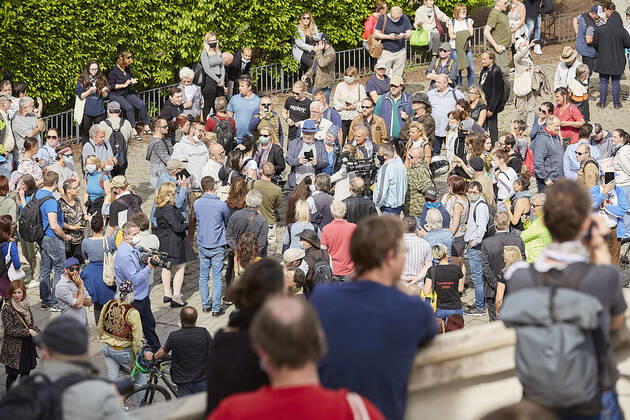 - Wien 24.04.2020 - Coronavirus Krise - Heute am Nachmittag gab es am Platz vor der Albertina in der Wiener innenstadt eine mehrfach angesagte und wieder abgesagte und dann verbotene Demonstration gegen die von der Regierung beschlossenen Massnahmen im Rahmen der Coronavirus Pandemie. Einige Hundert Menschen kamen zusammen bis die Polizei eingeschritten ist um die restlichen Demonstranten die sich laut Polizei nicht an die Abstandregelung hielten erkennungsdienstlich zu behandeln. Dabei kam es auch zu Handgreiflichkeiten, Festnahmen sowie zu einem Rettungseinsatz. PHOTO: Die Demonstranten die ihren Unmit kundtaten. Vienna, Austria - Coronavirus Crisis - This afternoon in the square in front of the Albertina in Vienna s city center there was a popular and then forbidden demonstration against the measures decided by the government in 