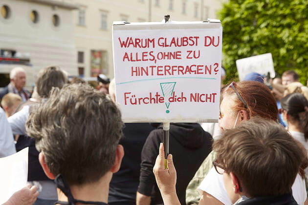 News Bilder des Tages - Wien 24.04.2020 - Coronavirus Krise - Heute am Nachmittag gab es am Platz vor der Albertina in der Wiener innenstadt eine mehrfach angesagte und wieder abgesagte und dann verbotene Demonstration gegen die von der Regierung beschlossenen Massnahmen im Rahmen der Coronavirus Pandemie. Einige Hundert Menschen kamen zusammen bis die Polizei eingeschritten ist um die restlichen Demonstranten die sich laut Polizei nicht an die Abstandregelung hielten erkennungsdienstlich zu behandeln. Dabei kam es auch zu Handgreiflichkeiten, Festnahmen sowie zu einem Rettungseinsatz. PHOTO: Einige der Protestierer die ihren Unmut kund taten. Vienna, Austria - Coronavirus Crisis - This afternoon in the square in front of the Albertina in Vienna s city center there was a popular and then forbidden demonstration against the measures decided by the govern 