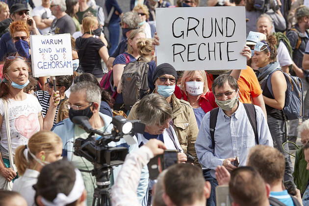 - Wien 24.04.2020 - Coronavirus Krise - Heute am Nachmittag gab es am Platz vor der Albertina in der Wiener innenstadt eine mehrfach angesagte und wieder abgesagte und dann verbotene Demonstration gegen die von der Regierung beschlossenen Massnahmen im Rahmen der Coronavirus Pandemie. Einige Hundert Menschen kamen zusammen bis die Polizei eingeschritten ist um die restlichen Demonstranten die sich laut Polizei nicht an die Abstandregelung hielten erkennungsdienstlich zu behandeln. Dabei kam es auch zu Handgreiflichkeiten, Festnahmen sowie zu einem Rettungseinsatz. PHOTO: Einige der Protestierer die ihren Unmut kund taten. Vienna, Austria - Coronavirus Crisis - This afternoon in the square in front of the Albertina in Vienna s city center there was a popular and then forbidden demonstration against the measures decided by the govern 