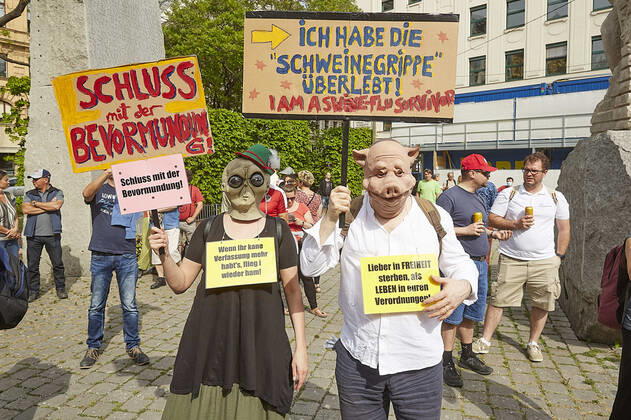 News Bilder des Tages - Wien 24.04.2020 - Coronavirus Krise - Heute am Nachmittag gab es am Platz vor der Albertina in der Wiener innenstadt eine mehrfach angesagte und wieder abgesagte und dann verbotene Demonstration gegen die von der Regierung beschlossenen Massnahmen im Rahmen der Coronavirus Pandemie. Einige Hundert Menschen kamen zusammen bis die Polizei eingeschritten ist um die restlichen Demonstranten die sich laut Polizei nicht an die Abstandregelung hielten erkennungsdienstlich zu behandeln. Dabei kam es auch zu Handgreiflichkeiten, Festnahmen sowie zu einem Rettungseinsatz. PHOTO: Einige der Protestierer die ihren Unmut kund taten. Vienna, Austria - Coronavirus Crisis - This afternoon in the square in front of the Albertina in Vienna s city center there was a popular and then forbidden demonstration against the measures decided by the govern 