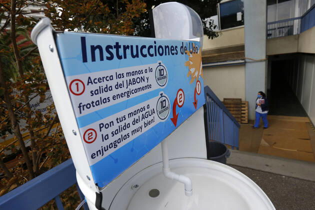 Valparaiso, April 24, 2020 A smart sink was donated by the Fundación Jardin Botonico to the community of the Carlos Van Buren Hospital in Valparaiso as a way to thank the officials of the health care facility for the role they are playing in the emergency of COVID 19 Raul Zamora Aton Chile, Valparaiso Chile Aton 414179  Copyright: RAULxZAMORA ATONCHILE