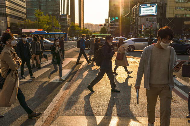 April 24, 2020, Seoul, South Korea: People wearing face masks as a preventive measure against the spread of coronavirus walk on the street..South Korea today confirms more 6 new covid 19 cases, 2 are overseas arrivals and 4 are from within the country and with no death. This is the lowest reported number of coronavirus cases since February when the outbreak escalated. Seoul South Korea - ZUMAs197 20200424_zaa_s197_091 Copyright: xSimonxShinx