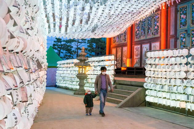 April 24, 2020, Seoul, South Korea: A father and son wearing face masks as a preventive measure against the spread of coronavirus walk past Lantern decorations..South Korea today confirms more 6 new covid 19 cases, 2 are overseas arrivals and 4 are from within the country and with no death. This is the lowest reported number of coronavirus cases since February when the outbreak escalated. Seoul South Korea - ZUMAs197 20200424_zaa_s197_096 Copyright: xSimonxShinx