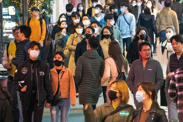 April 24, 2020, Seoul, South Korea: People wearing face masks as a preventive measure against the spread of coronavirus walk on the street..South Korea today confirms more 6 new covid 19 cases, 2 are overseas arrivals and 4 are from within the country and with no death. This is the lowest reported number of coronavirus cases since February when the outbreak escalated. Seoul South Korea - ZUMAs197 20200424_zaa_s197_099 Copyright: xSimonxShinx