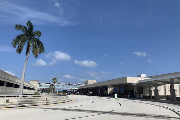 Coronavirus in den USA, Eindrücke aus Miami April 24, 2020, Fort Lauderdale, Florida, United States Of America: FORT LAUDERDALE, FL - APRIL 24: COVID-19: A desolate scene in the terminals at Fort Lauderdale-Hollywood International Airport as Floridians attempt to slow the spread of the Coronavirus by staying home or using social distancing. Amid the coronavirus pandemic, Broward County Commissioner Mark Bogen has called for the suspension of all direct commercial airline traffic at Fort Lauderdale-Hollywood International Airport from â€oehot spots†like New Orleans and New York. The suspension would last until May 1, 2020 on April 24, 2020 in Fort Lauderdale, Florida..People: Atmosphere Fort Lauderdale United States Of America - ZUMAn287 20200424_zaa_n287_006 Copyright: xSMGx