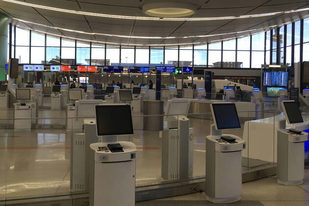 Coronavirus in den USA, Eindrücke aus Miami April 24, 2020, Fort Lauderdale, Florida, United States Of America: FORT LAUDERDALE, FL - APRIL 24: COVID-19: A desolate scene in the terminals at Fort Lauderdale-Hollywood International Airport as Floridians attempt to slow the spread of the Coronavirus by staying home or using social distancing. Amid the coronavirus pandemic, Broward County Commissioner Mark Bogen has called for the suspension of all direct commercial airline traffic at Fort Lauderdale-Hollywood International Airport from Ã’hot spotsO like New Orleans and New York. The suspension would last until May 1, 2020 on April 24, 2020 in Fort Lauderdale, Florida..People: Atmosphere Fort Lauderdale United States Of America - ZUMAn287 20200424_zaa_n287_009 Copyright: xSMGx