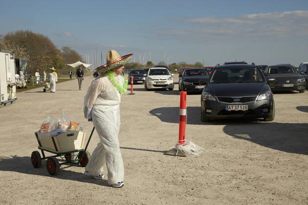 Mads Langer spiller til en udsolgt drive-in koncert paa Tangkrogen i Aarhus, fredag den, 24. april 2020. Det var muligt at koebe oel og vand under koncerten, hvilket blev serveret ved bilerne.. , Aarhus Denmark