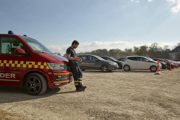OEstjyllands brandvaesen holder oeje med at afstanden bliver overholdt inden Mads Langer spiller til en udsolgt drive-in koncert paa Tangkrogen i Aarhus, fredag den, 24. april 2020.. , Aarhus Denmark