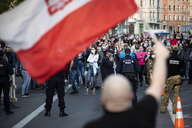 Demonstranten protestieren gegen die geschlossene Grenze zwischen Zgorzelec und Goerlitz, 24.04.2020. Zur Eindaemmung des Coronaviruses haben unter anderem Polen und Tschechien Mitte Maerz die Grenzen nach Deutschland geschlossen. Hintergrund des Protestes sind die aktuellen Einschraenkungen fuer Arbeiter, die normalerweise taeglich nach Deutschland pendeln, jetzt aber nach Wiedereinreise nach Polen in zweiwoechige Quarantaene muessten. Ausserdem sind grenzuebergreifende, familiaere Kontakte durch die geschlossenen Grenzen schwer moeglich. Goerlitz Deutschland