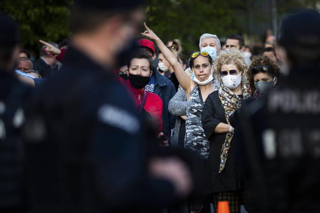 Demonstranten protestieren gegen die geschlossene Grenze zwischen Zgorzelec und Goerlitz, 24.04.2020. Zur Eindaemmung des Coronaviruses haben unter anderem Polen und Tschechien Mitte Maerz die Grenzen nach Deutschland geschlossen. Hintergrund des Protestes sind die aktuellen Einschraenkungen fuer Arbeiter, die normalerweise taeglich nach Deutschland pendeln, jetzt aber nach Wiedereinreise nach Polen in zweiwoechige Quarantaene muessten. Ausserdem sind grenzuebergreifende, familiaere Kontakte durch die geschlossenen Grenzen schwer moeglich. Goerlitz Deutschland