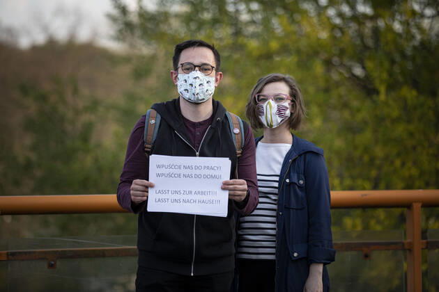 Demonstranten protestieren gegen die geschlossene Grenze zwischen Zgorzelec und Goerlitz, 24.04.2020. Zur Eindaemmung des Coronaviruses haben unter anderem Polen und Tschechien Mitte Maerz die Grenzen nach Deutschland geschlossen. Hintergrund des Protestes sind die aktuellen Einschraenkungen fuer Arbeiter, die normalerweise taeglich nach Deutschland pendeln, jetzt aber nach Wiedereinreise nach Polen in zweiwoechige Quarantaene muessten. Ausserdem sind grenzuebergreifende, familiaere Kontakte durch die geschlossenen Grenzen schwer moeglich. Goerlitz Deutschland