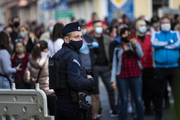 Ein polnische Polizist, aufgenommen im Rahmen der Demonstration gegen die geschlossene Grenze zwischen Zgorzelec und Goerlitz, 24.04.2020. Zur Eindaemmung des Coronaviruses haben unter anderem Polen und Tschechien Mitte Maerz die Grenzen nach Deutschland geschlossen. Hintergrund des Protestes sind die aktuellen Einschraenkungen fuer Arbeiter, die normalerweise taeglich nach Deutschland pendeln, jetzt aber nach Wiedereinreise nach Polen in zweiwoechige Quarantaene muessten. Ausserdem sind grenzuebergreifende, familiaere Kontakte durch die geschlossenen Grenzen schwer moeglich. Goerlitz Deutschland