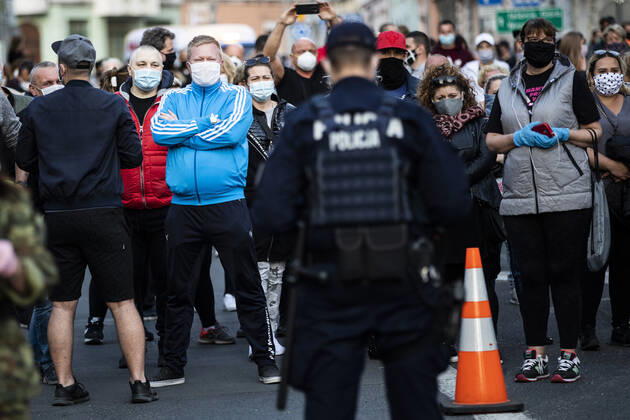 Demonstranten protestieren gegen die geschlossene Grenze zwischen Zgorzelec und Goerlitz, 24.04.2020. Zur Eindaemmung des Coronaviruses haben unter anderem Polen und Tschechien Mitte Maerz die Grenzen nach Deutschland geschlossen. Hintergrund des Protestes sind die aktuellen Einschraenkungen fuer Arbeiter, die normalerweise taeglich nach Deutschland pendeln, jetzt aber nach Wiedereinreise nach Polen in zweiwoechige Quarantaene muessten. Ausserdem sind grenzuebergreifende, familiaere Kontakte durch die geschlossenen Grenzen schwer moeglich. Goerlitz Deutschland