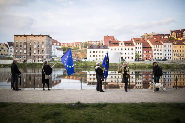 Demonstranten protestieren gegen die geschlossene Grenze zwischen Zgorzelec und Goerlitz, 24.04.2020. Zur Eindaemmung des Coronaviruses haben unter anderem Polen und Tschechien Mitte Maerz die Grenzen nach Deutschland geschlossen. Hintergrund des Protestes sind die aktuellen Einschraenkungen fuer Arbeiter, die normalerweise taeglich nach Deutschland pendeln, jetzt aber nach Wiedereinreise nach Polen in zweiwoechige Quarantaene muessten. Ausserdem sind grenzuebergreifende, familiaere Kontakte durch die geschlossenen Grenzen schwer moeglich. Goerlitz Deutschland