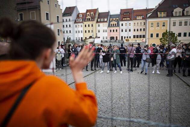 Demonstranten protestieren gegen die geschlossene Grenze zwischen Zgorzelec und Goerlitz, 24.04.2020. Zur Eindaemmung des Coronaviruses haben unter anderem Polen und Tschechien Mitte Maerz die Grenzen nach Deutschland geschlossen. Hintergrund des Protestes sind die aktuellen Einschraenkungen fuer Arbeiter, die normalerweise taeglich nach Deutschland pendeln, jetzt aber nach Wiedereinreise nach Polen in zweiwoechige Quarantaene muessten. Ausserdem sind grenzuebergreifende, familiaere Kontakte durch die geschlossenen Grenzen schwer moeglich. Goerlitz Deutschland