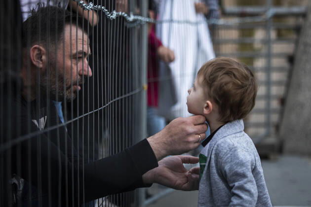 Ein Kind trifft auf sein Vater auf der gegenueberliegenden Seite der Grenze im Rahmen der Demonstration gegen die geschlossene Grenze zwischen Zgorzelec und Goerlitz, 24.04.2020. Zur Eindaemmung des Coronaviruses haben unter anderem Polen und Tschechien Mitte Maerz die Grenzen nach Deutschland geschlossen. Hintergrund des Protestes sind die aktuellen Einschraenkungen fuer Arbeiter, die normalerweise taeglich nach Deutschland pendeln, jetzt aber nach Wiedereinreise nach Polen in zweiwoechige Quarantaene muessten. Ausserdem sind grenzuebergreifende, familiaere Kontakte durch die geschlossenen Grenzen schwer moeglich. Goerlitz Deutschland