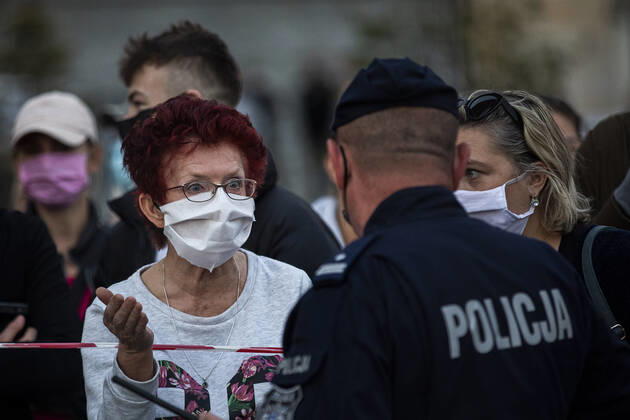 Demonstranten protestieren gegen die geschlossene Grenze zwischen Zgorzelec und Goerlitz, 24.04.2020. Zur Eindaemmung des Coronaviruses haben unter anderem Polen und Tschechien Mitte Maerz die Grenzen nach Deutschland geschlossen. Hintergrund des Protestes sind die aktuellen Einschraenkungen fuer Arbeiter, die normalerweise taeglich nach Deutschland pendeln, jetzt aber nach Wiedereinreise nach Polen in zweiwoechige Quarantaene muessten. Ausserdem sind grenzuebergreifende, familiaere Kontakte durch die geschlossenen Grenzen schwer moeglich. Goerlitz Deutschland
