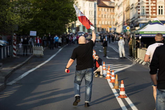 Demonstranten protestieren gegen die geschlossene Grenze zwischen Zgorzelec und Goerlitz, 24.04.2020. Zur Eindaemmung des Coronaviruses haben unter anderem Polen und Tschechien Mitte Maerz die Grenzen nach Deutschland geschlossen. Hintergrund des Protestes sind die aktuellen Einschraenkungen fuer Arbeiter, die normalerweise taeglich nach Deutschland pendeln, jetzt aber nach Wiedereinreise nach Polen in zweiwoechige Quarantaene muessten. Ausserdem sind grenzuebergreifende, familiaere Kontakte durch die geschlossenen Grenzen schwer moeglich. Goerlitz Deutschland