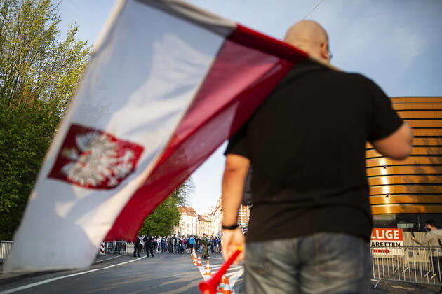 Demonstranten protestieren gegen die geschlossene Grenze zwischen Zgorzelec und Goerlitz, 24.04.2020. Zur Eindaemmung des Coronaviruses haben unter anderem Polen und Tschechien Mitte Maerz die Grenzen nach Deutschland geschlossen. Hintergrund des Protestes sind die aktuellen Einschraenkungen fuer Arbeiter, die normalerweise taeglich nach Deutschland pendeln, jetzt aber nach Wiedereinreise nach Polen in zweiwoechige Quarantaene muessten. Ausserdem sind grenzuebergreifende, familiaere Kontakte durch die geschlossenen Grenzen schwer moeglich. Goerlitz Deutschland