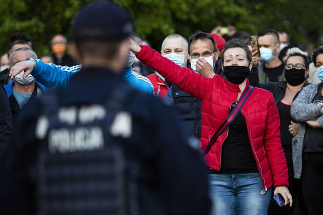 Demonstranten protestieren gegen die geschlossene Grenze zwischen Zgorzelec und Goerlitz, 24.04.2020. Zur Eindaemmung des Coronaviruses haben unter anderem Polen und Tschechien Mitte Maerz die Grenzen nach Deutschland geschlossen. Hintergrund des Protestes sind die aktuellen Einschraenkungen fuer Arbeiter, die normalerweise taeglich nach Deutschland pendeln, jetzt aber nach Wiedereinreise nach Polen in zweiwoechige Quarantaene muessten. Ausserdem sind grenzuebergreifende, familiaere Kontakte durch die geschlossenen Grenzen schwer moeglich. Goerlitz Deutschland