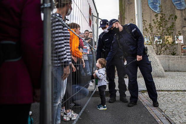 News Bilder des Tages Einer Vater und sein Kind, das von Polizisten zurueckgehalten wird, aufgenommen an der geschlossenen Grenze zwischen Zgorzelec und Goerlitz, 24.04.2020. Zur Eindaemmung des Coronaviruses haben unter anderem Polen und Tschechien Mitte Maerz die Grenzen nach Deutschland geschlossen. Hintergrund des Protestes sind die aktuellen Einschraenkungen fuer Arbeiter, die normalerweise taeglich nach Deutschland pendeln, jetzt aber nach Wiedereinreise nach Polen in zweiwoechige Quarantaene muessten. Ausserdem sind grenzuebergreifende, familiaere Kontakte durch die geschlossenen Grenzen schwer moeglich. Goerlitz Deutschland