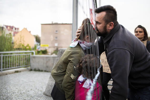 Ein Kind trifft auf sein Vater auf der gegenueberliegenden Seite der Grenze im Rahmen der Demonstration gegen die geschlossene Grenze zwischen Zgorzelec und Goerlitz, 24.04.2020. Zur Eindaemmung des Coronaviruses haben unter anderem Polen und Tschechien Mitte Maerz die Grenzen nach Deutschland geschlossen. Hintergrund des Protestes sind die aktuellen Einschraenkungen fuer Arbeiter, die normalerweise taeglich nach Deutschland pendeln, jetzt aber nach Wiedereinreise nach Polen in zweiwoechige Quarantaene muessten. Ausserdem sind grenzuebergreifende, familiaere Kontakte durch die geschlossenen Grenzen schwer moeglich. Goerlitz Deutschland