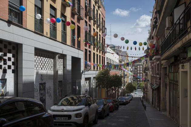 April 24, 2020, Madrid, Spain: An empty street decorated with balloons during the covid 19 crisis..Day 41 of the state of alarm due to the Coronavirus health crisis. Spain has had more than 200,000 confirmed cases of COVID-19 and over 20,000 reported deaths. Daily deaths from coronavirus have dropped in the last 24 hours to 367, the lowest rate in a month. Madrid Spain - ZUMAs197 20200424_zaa_s197_126 Copyright: xGuillermoxGutierrezx