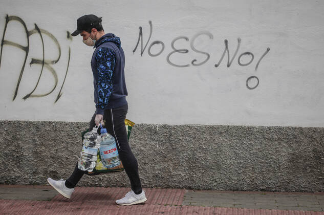 April 24, 2020: 24 April 2020 (Malaga) citizens of the city of Malaga comply with security measures with masks to go shopping for the crisis of the coronavirus. - ZUMAc161 20200424_zap_c161_026 Copyright: xLorenzoxCarnerox