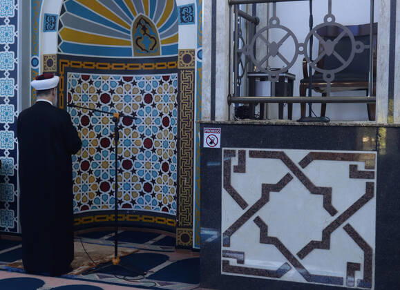 FOZ DO IGUAÇU, PR - 24.04.2020: MESQUITAS FECHADAS - Ramadan is a holy month of Islam, where practitioners of religion make daily fasts from sunrise to sunset. However, in times of pandemic, the tradition had to be adapted, maintaining prayer and fasting, but with some concessions. Due to COVID-19, mosques are avoiding crowds, transmitting daily prayers via social networks. At the Omar Ibn Al-Khattab Mosque in Foz do Iguaçu, Sheikh Oussama El Zahed kept the prayers that come to Muslim homes via the internet. x1906985x  ChristianxRizzi