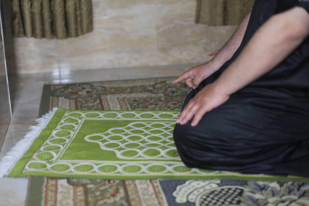 April 24, 2020, Gaza City, Gaza Strip, Palestinian Territory: A Palestinian family performs a night prayer known as Tarawih in their home after the mosques are closed after clerics took protective measures in a bid to stem the spread of the novel coronavirus as a precaution against the spread of the coronavirus (COVID-19), in Gaza City on April 24, 2020. Muslims across the world are preparing for the Islamic holy fasting month of Ramadan, which prohibits eating, drinking, smoking from dawn to dusk Gaza City Palestinian Territory - ZUMAap3_ 20200424_zaf_ap3_245 Copyright: xMahmoudxAjjourx