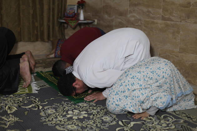 April 24, 2020, Gaza City, Gaza Strip, Palestinian Territory: A Palestinian family performs a night prayer known as Tarawih in their home after the mosques are closed after clerics took protective measures in a bid to stem the spread of the novel coronavirus as a precaution against the spread of the coronavirus (COVID-19), in Gaza City on April 24, 2020. Muslims across the world are preparing for the Islamic holy fasting month of Ramadan, which prohibits eating, drinking, smoking from dawn to dusk Gaza City Palestinian Territory - ZUMAap3_ 20200424_zaf_ap3_266 Copyright: xMahmoudxAjjourx