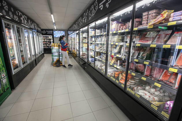 April 24, 2020: April 24, 2020 (Malaga) Employees of Maskom Supermarkets replenish food and essential products such as toilet paper, products highly demanded by the coronavirus crisis. - ZUMAc161 20200424_zap_c161_061 Copyright: xLorenzoxCarnerox