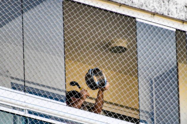 RIO DE JANEIRO, RJ - 24.04.2020: PANELAÇO NO PRONUNCIAMENTO DO BOLSONARO - Panelaço during the speech of President Jair Bolsonaro after the resignation of Minister Sérgio Moro, held in the west zone in the city of Rio de Janeiro, this Friday afternoon (24). x1906993x  NayraxHalm