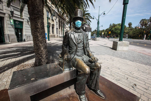 April 24, 2020: 24 April 2020 (Malaga) The statue of Hans Christian Andersen is a sculpture located in Malaga in honour of the famous Danish writer who represents the writer sitting on a bench, in a relaxed attitude,The work is located in the Plaza de la Marina of the district Centre of Malaga has appeared with a mask during the crisis of the coronavirus - ZUMAc161 20200424_zap_c161_078 Copyright: xLorenzoxCarnerox