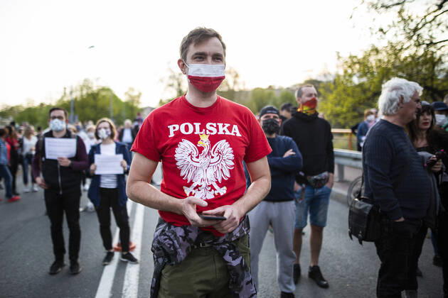 Demonstranten protestieren gegen die geschlossene Grenze zwischen Zgorzelec und Goerlitz, 24.04.2020. Zur Eindaemmung des Coronaviruses haben unter anderem Polen und Tschechien Mitte Maerz die Grenzen nach Deutschland geschlossen. Hintergrund des Protestes sind die aktuellen Einschraenkungen fuer Arbeiter, die normalerweise taeglich nach Deutschland pendeln, jetzt aber nach Wiedereinreise nach Polen in zweiwoechige Quarantaene muessten. Ausserdem sind grenzuebergreifende, familiaere Kontakte durch die geschlossenen Grenzen schwer moeglich. Goerlitz Deutschland