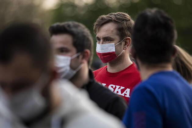 Demonstranten protestieren gegen die geschlossene Grenze zwischen Zgorzelec und Goerlitz, 24.04.2020. Zur Eindaemmung des Coronaviruses haben unter anderem Polen und Tschechien Mitte Maerz die Grenzen nach Deutschland geschlossen. Hintergrund des Protestes sind die aktuellen Einschraenkungen fuer Arbeiter, die normalerweise taeglich nach Deutschland pendeln, jetzt aber nach Wiedereinreise nach Polen in zweiwoechige Quarantaene muessten. Ausserdem sind grenzuebergreifende, familiaere Kontakte durch die geschlossenen Grenzen schwer moeglich. Goerlitz Deutschland