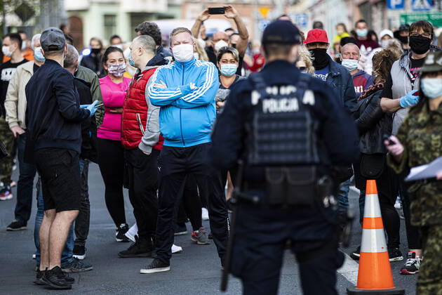 Demonstranten protestieren gegen die geschlossene Grenze zwischen Zgorzelec und Goerlitz, 24.04.2020. Zur Eindaemmung des Coronaviruses haben unter anderem Polen und Tschechien Mitte Maerz die Grenzen nach Deutschland geschlossen. Hintergrund des Protestes sind die aktuellen Einschraenkungen fuer Arbeiter, die normalerweise taeglich nach Deutschland pendeln, jetzt aber nach Wiedereinreise nach Polen in zweiwoechige Quarantaene muessten. Ausserdem sind grenzuebergreifende, familiaere Kontakte durch die geschlossenen Grenzen schwer moeglich. Goerlitz Deutschland