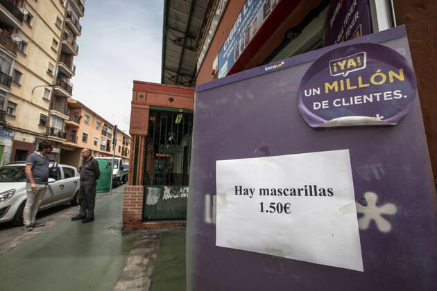 April 24, 2020: April 24, 2020 (Malaga) Establishment offers masks for 1.50 euros for sale due to the coronavirus crisis - ZUMAc161 20200424_zap_c161_085 Copyright: xLorenzoxCarnerox