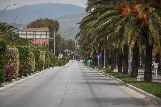 April 24, 2020: 24 April 2020 (Malaga)Malaga is giving an unusual and deserted image on the streets of the city in the wake of the Coronavirus crisis - ZUMAc161 20200424_zap_c161_088 Copyright: xLorenzoxCarnerox