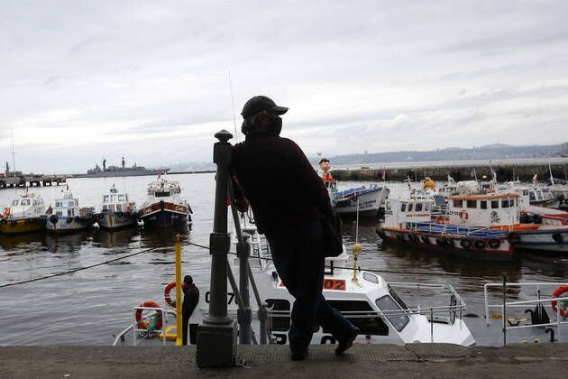 Valparaiso, April 24, 2020 A man watches the boats at Valparaisos Muelle Prat during an emergency by Covid 19 Raul Zamora Aton Chile, Valparaiso Chile Aton 414289  Copyright: RAULxZAMORA ATONCHILE