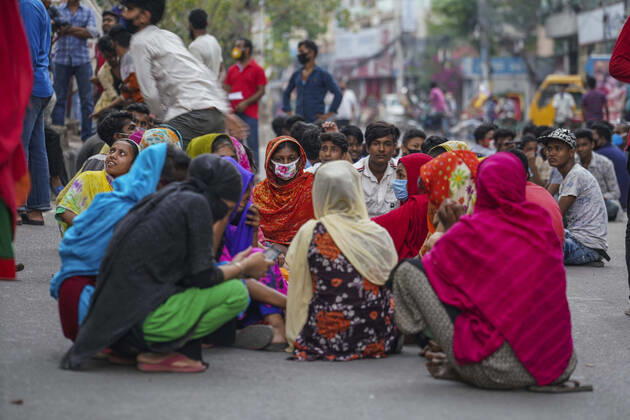 Coronavirus, Eindrücke aus Bangladesch April 24, 2020, Dhaka, Dhaka, Bangladesh: Workers from the garment sector block a road as they protest to demand the payment of due wages during a government-imposed nationwide lockdown as a preventive measure against the COVID-19 coronavirus, in Dhaka on April 24, 2020. Dhaka Bangladesh - ZUMAs197 20200424_zaa_s197_138 Copyright: xZabedxHasnainxChowdhuryx(Anandox