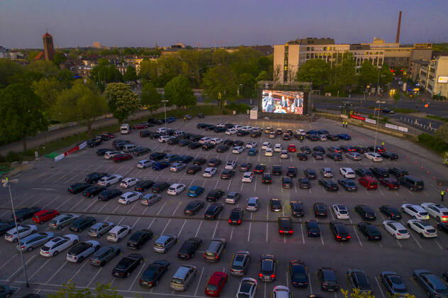 Temporäres Autokino, auf dem Parkplatz vor der Messe Essen, Grugahalle, grosse LED Leinwand, im Stadtteil Rüttenscheid, Auswirkungen der Coronakrise in Deutschland,