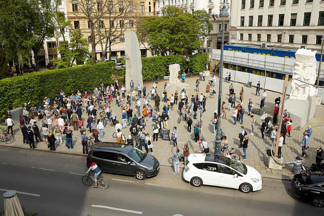 - Wien 24.04.2020 - Coronavirus Krise - Heute am Nachmittag gab es am Platz vor der Albertina in der Wiener innenstadt eine mehrfach angesagte und wieder abgesagte und dann verbotene Demonstration gegen die von der Regierung beschlossenen Massnahmen im Rahmen der Coronavirus Pandemie. Einige Hundert Menschen kamen zusammen bis die Polizei eingeschritten ist um die restlichen Demonstranten die sich laut Polizei nicht an die Abstandregelung hielten erkennungsdienstlich zu behandeln. Dabei kam es auch zu Handgreiflichkeiten, Festnahmen sowie zu einem Rettungseinsatz. PHOTO: Überblick über den Albertinaplatz mit den Kundgebungsteilnehmern. Vienna, Austria - Coronavirus Crisis - This afternoon in the square in front of the Albertina in Vienna s city center there was a popular and then forbidden demonstration against the measures decided 