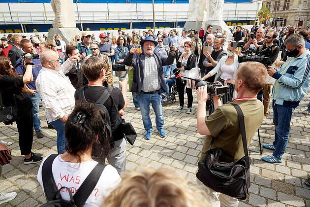 - Wien 24.04.2020 - Coronavirus Krise - Heute am Nachmittag gab es am Platz vor der Albertina in der Wiener innenstadt eine mehrfach angesagte und wieder abgesagte und dann verbotene Demonstration gegen die von der Regierung beschlossenen Massnahmen im Rahmen der Coronavirus Pandemie. Einige Hundert Menschen kamen zusammen bis die Polizei eingeschritten ist um die restlichen Demonstranten die sich laut Polizei nicht an die Abstandregelung hielten erkennungsdienstlich zu behandeln. Dabei kam es auch zu Handgreiflichkeiten, Festnahmen sowie zu einem Rettungseinsatz. PHOTO: Nachdem es keinen offensichtlichen Organisator gab ergriffen die Menschen auf dem Platz das Wort um ihren Unmut zu Gehör zu bringen. Vienna, Austria - Coronavirus Crisis - This afternoon in the square in front of the Albertina in Vienna s city center there was a p 