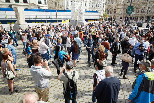 - Wien 24.04.2020 - Coronavirus Krise - Heute am Nachmittag gab es am Platz vor der Albertina in der Wiener innenstadt eine mehrfach angesagte und wieder abgesagte und dann verbotene Demonstration gegen die von der Regierung beschlossenen Massnahmen im Rahmen der Coronavirus Pandemie. Einige Hundert Menschen kamen zusammen bis die Polizei eingeschritten ist um die restlichen Demonstranten die sich laut Polizei nicht an die Abstandregelung hielten erkennungsdienstlich zu behandeln. Dabei kam es auch zu Handgreiflichkeiten, Festnahmen sowie zu einem Rettungseinsatz. PHOTO: Überblick über den Albertinaplatz während der Kundgebung. Vienna, Austria - Coronavirus Crisis - This afternoon in the square in front of the Albertina in Vienna s city center there was a popular and then forbidden demonstration against the measures decided by the 