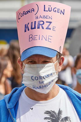 - Wien 24.04.2020 - Coronavirus Krise - Heute am Nachmittag gab es am Platz vor der Albertina in der Wiener innenstadt eine mehrfach angesagte und wieder abgesagte und dann verbotene Demonstration gegen die von der Regierung beschlossenen Massnahmen im Rahmen der Coronavirus Pandemie. Einige Hundert Menschen kamen zusammen bis die Polizei eingeschritten ist um die restlichen Demonstranten die sich laut Polizei nicht an die Abstandregelung hielten erkennungsdienstlich zu behandeln. Dabei kam es auch zu Handgreiflichkeiten, Festnahmen sowie zu einem Rettungseinsatz. PHOTO: Eine Teilnehmer der Kundgebung. Vienna, Austria - Coronavirus Crisis - This afternoon in the square in front of the Albertina in Vienna s city center there was a popular and then forbidden demonstration against the measures decided by the government in the context 