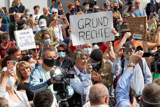 - Wien 24.04.2020 - Coronavirus Krise - Heute am Nachmittag gab es am Platz vor der Albertina in der Wiener innenstadt eine mehrfach angesagte und wieder abgesagte und dann verbotene Demonstration gegen die von der Regierung beschlossenen Massnahmen im Rahmen der Coronavirus Pandemie. Einige Hundert Menschen kamen zusammen bis die Polizei eingeschritten ist um die restlichen Demonstranten die sich laut Polizei nicht an die Abstandregelung hielten erkennungsdienstlich zu behandeln. Dabei kam es auch zu Handgreiflichkeiten, Festnahmen sowie zu einem Rettungseinsatz. PHOTO: Ein Teil der Kundgebungsteilnehmer. Vienna, Austria - Coronavirus Crisis - This afternoon in the square in front of the Albertina in Vienna s city center there was a popular and then forbidden demonstration against the measures decided by the government in the cont 
